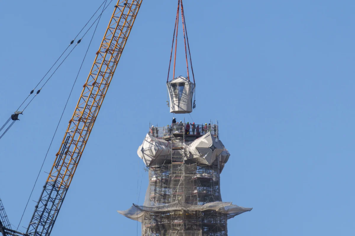 نصب قطعه نهایی صلیب برج عیسی مسیح با جرثقیل بر فراز ساگرادا فامیلیا در بارسلونا