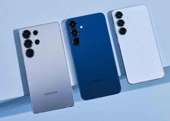 تصویر رسمی مدل‌های Samsung Galaxy S26، Galaxy S26 Plus و Galaxy S26 Ultra در رنگ‌های نقره‌ای، آبی و سفید؛ نمایش طراحی پشتی و چیدمان دوربین‌های سه‌گانه و چهارگانه در سری گلکسی S26