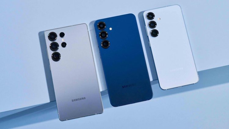 تصویر رسمی مدلهای Samsung Galaxy S26، Galaxy S26 Plus و Galaxy S26 Ultra در رنگهای نقرهای، آبی و سفید؛ نمایش طراحی پشتی و چیدمان دوربینهای سهگانه و چهارگانه در سری گلکسی S26