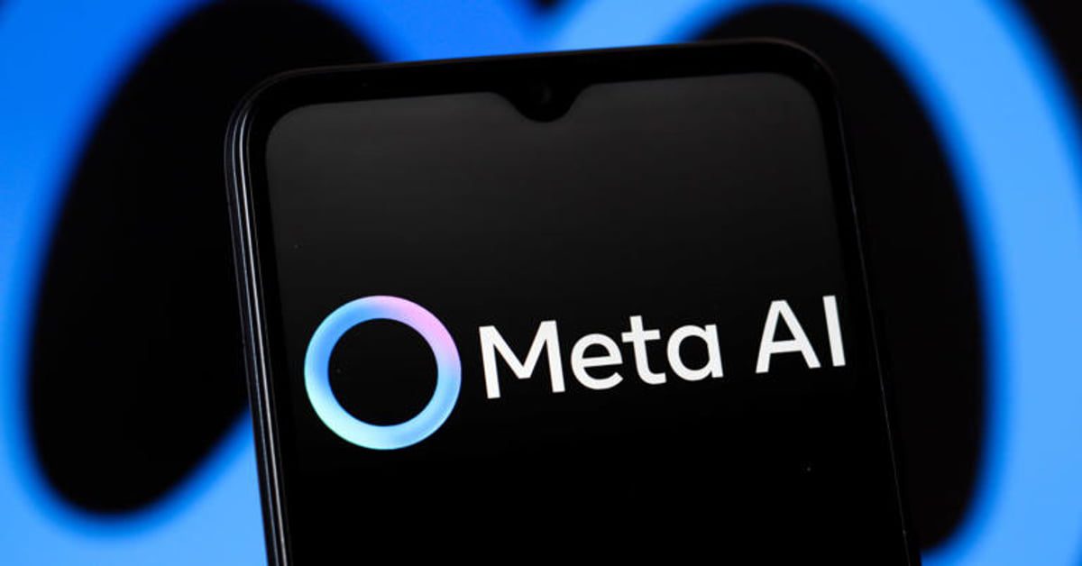 نمای ماکروی گوشی هوشمند با نمایش لوگوی Meta AI روی صفحه مشکی و حلقه‌ی نوری رنگین پیرامون حرف O، در پس‌زمینه‌ای از نماد آبی Meta. تصویر بیانگر معرفی سرویس هوش مصنوعی اختصاصی Meta در تلفن هوشمند است.