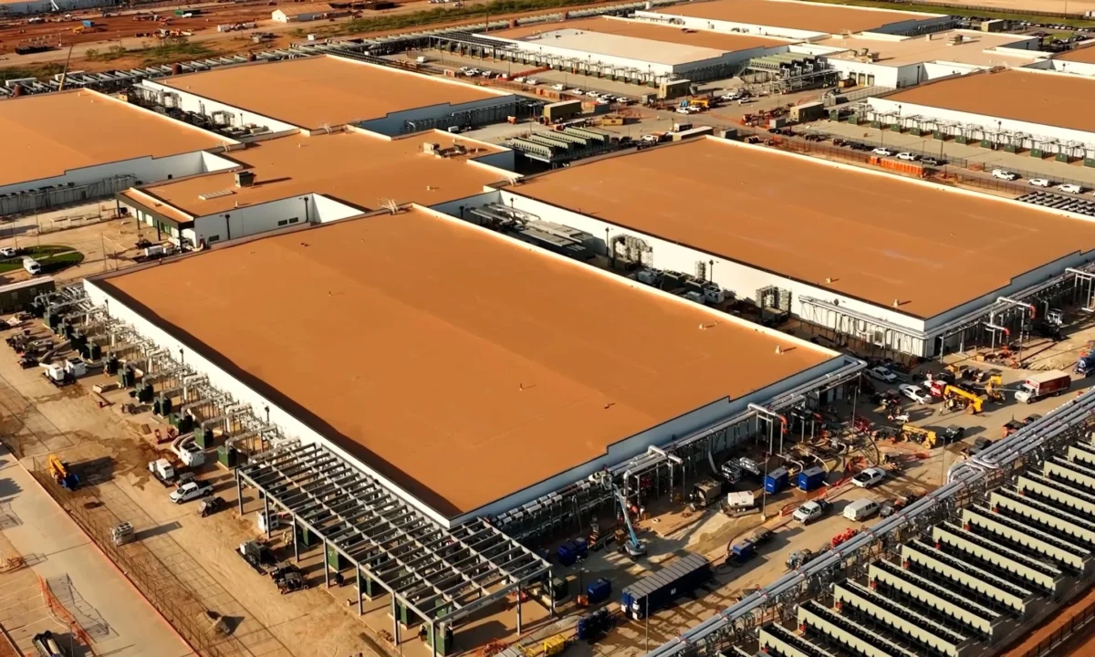 نمای هوایی از یک مجتمع بزرگ و مدرن مرکز داده (Data Center) در حال ساخت یا توسعه.