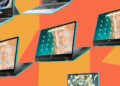 مجموعه‌ای از لپ‌تاپ‌های کروم‌بوک ایسوس با سیستم‌عامل ChromeOS در پس‌زمینه‌ای با تم نارنجی.