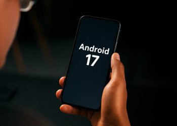 دستی که یک گوشی هوشمند با عبارت "Android 17" روی صفحه را نگه داشته است.