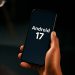 دستی که یک گوشی هوشمند با عبارت "Android 17" روی صفحه را نگه داشته است.