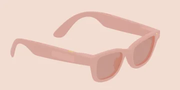 تصویر رندر مفهومی از عینک هوشمند Android XR با فریم صورتی نیمه‌شفاف که طراحی مینیمال و سبک آن را نمایش می‌دهد. بازوهای عینک دارای ماژول‌های داخلی یکپارچه هستند که نشان‌دهنده سنسورها، باتری و سخت‌افزار پردازشی است. طراحی کلی بر سادگی، ارگونومی و استفاده روزمره تمرکز دارد.