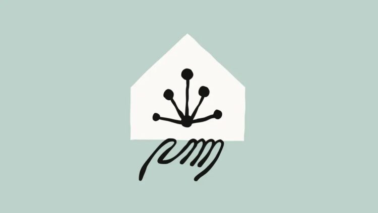 لوگوی انتراپیک شامل نماد یک خانه سفید با طرحی شبیه به پنجه یا ریشه در میان آن و یک خط منحنی سیاه در پایین، بر روی پس‌زمینه آبی ملایم.