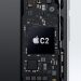 نمای داخلی یک گوشی هوشمند با تمرکز بر برد الکترونیکی و چیپ Apple C2 که به‌عنوان مودم 5G اختصاصی اپل روی مادربورد نصب شده است؛ لوگوی اپل و نام C2 روی تراشه دیده می‌شود و اطراف آن با قطعات ریز الکترونیکی احاطه شده که نشان‌دهنده یکپارچگی سخت‌افزاری و توسعه فناوری ارتباطی داخلی اپل است.