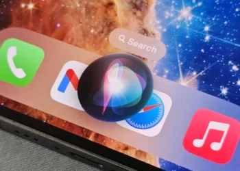نمای نزدیک از حباب رنگی دستیار صوتی سیری (Siri) روی داک برنامه‌های سیستم‌عامل iOS.