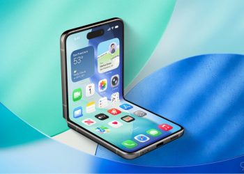 رندر مفهومی از یک گوشی آیفون تاشو (iPhone Flip) با رنگ آبی در حالت نیمه‌باز.