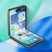 رندر مفهومی از یک گوشی آیفون تاشو (iPhone Flip) با رنگ آبی در حالت نیمهباز.