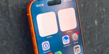 نمای نزدیک از بالای صفحه نمایش آیفون ۱۷ پرو با رنگ نارنجی و داینامیک آیلند.