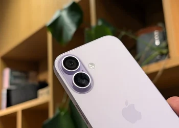 نمای نزدیک از پنل پشتی بنفش‌رنگ آیفون ۱۷ که چیدمان عمودی دو دوربین آن را نشان می‌دهد.