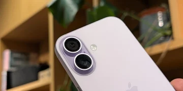 نمای نزدیک از پنل پشتی بنفش‌رنگ آیفون ۱۷ که چیدمان عمودی دو دوربین آن را نشان می‌دهد.