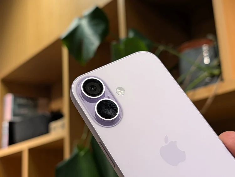 نمای نزدیک از پنل پشتی بنفش‌رنگ آیفون ۱۷ که چیدمان عمودی دو دوربین آن را نشان می‌دهد.