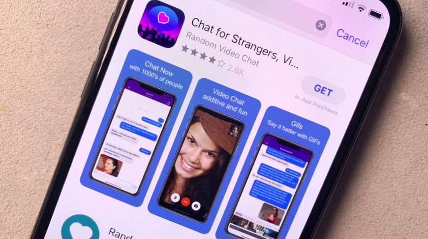 نمای نزدیک از صفحه یک آیفون که اپلیکیشن "Chat for Strangers" را در اپ‌استور نشان می‌دهد.