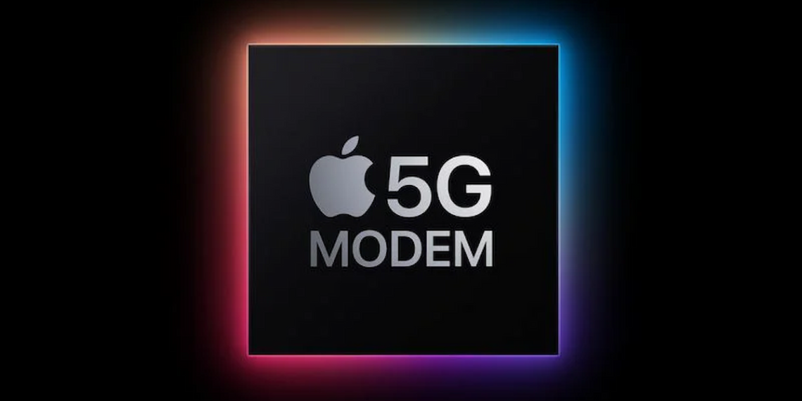 نمای گرافیکی از یک تراشه سیاه رنگ با لوگوی اپل و عبارت "5G MODEM" که با هاله نور رنگی احاطه شده است.