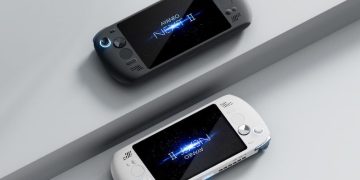 دو کنسول دستی گیمینگ Ayaneo NEXT 2 در رنگ‌های سفید و مشکی در کنار یکدیگر.