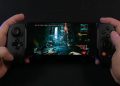 نمای یک گوشی هوشمند که به کنترلر گیمینگ فیزیکی دوطرفه متصل شده و بازی Cyberpunk 2077 را در حالت نمای اول‌شخص اجرا می‌کند. تصویر خیابان‌های نئونی شهر Night City با نورپردازی سایبرپانکی روی نمایشگر دیده می‌شود و این صحنه اجرای بازی AAA روی موبایل را نمایش می‌دهد.
