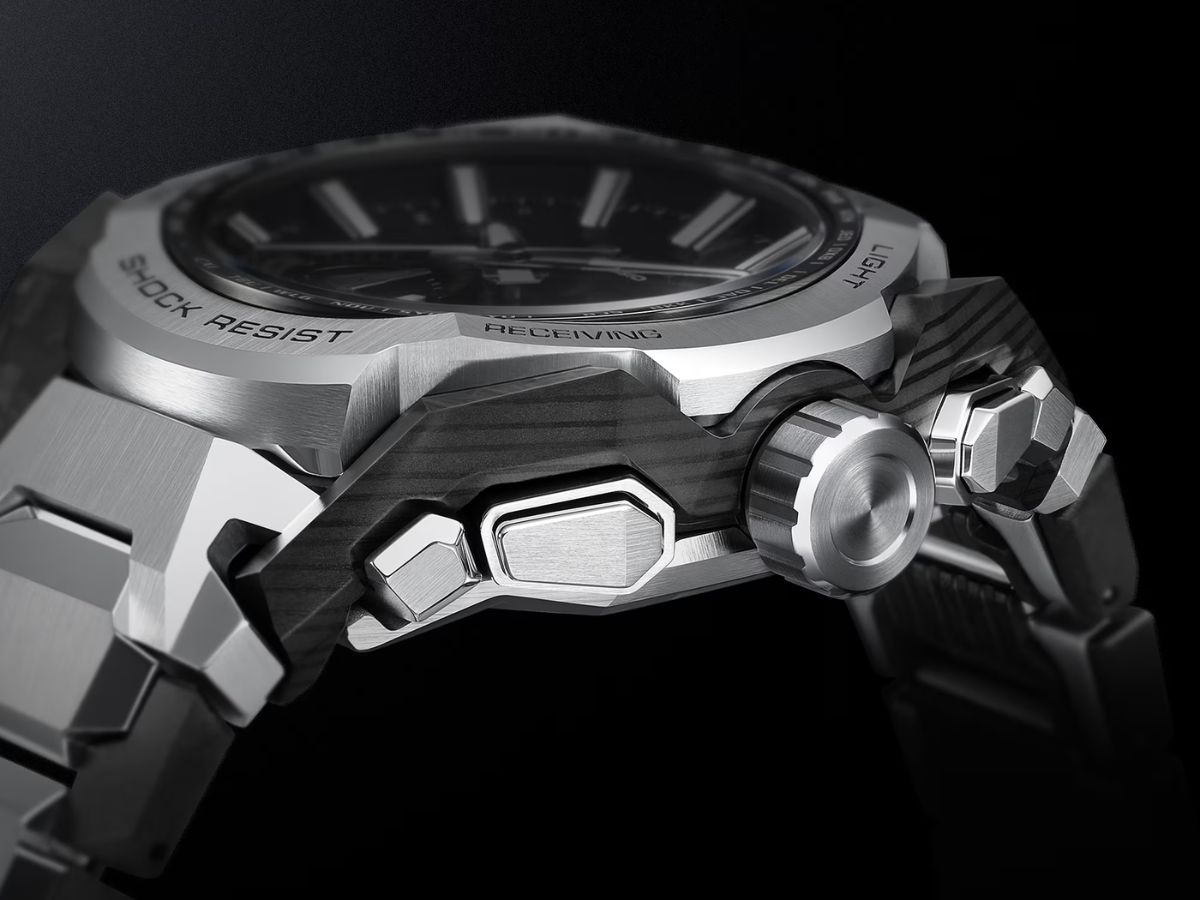 نمای کلوزآپ از بدنه جانبی Casio G‑Shock MT‑G MTGB4000D‑1A که جزئیات مهندسیشده شامل دکمهها، تاج چرخان، لایههای ترکیبی فلز و رزین تقویتشده و پرداخت صنعتی را نشان میدهد. تمرکز تصویر بر ساختار ضدضربه، دقت مونتاژ و کیفیت متریال در سری MT‑G است.