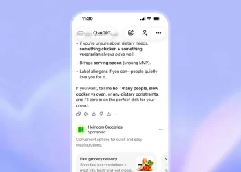 محیط چت ChatGPT که یک تبلیغ اسپانسر شده برای خرید خواروبار از "Heirloom Groceries" را نشان می‌دهد.