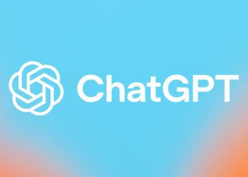 تصویر گرافیکی از لوگوی ChatGPT و برند OpenAI با قلم سفید روی پسزمینه گرادیانی آبی و نارنجی روشن، نمادی از خدمت تبلیغات جدید در ChatGPT و توسعه محصولات هوش مصنوعی ارتباطی.