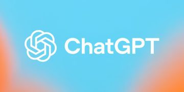 تصویر گرافیکی از لوگوی ChatGPT و برند OpenAI با قلم سفید روی پس‌زمینه گرادیانی آبی و نارنجی روشن، نمادی از خدمت تبلیغات جدید در ChatGPT و توسعه محصولات هوش مصنوعی ارتباطی.