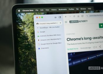 نمای نزدیک از گوشه مانیتور یک لپ‌تاپ که ویژگی جدید تب‌های عمودی (Vertical Tabs) در مرورگر کروم را نشان می‌دهد.