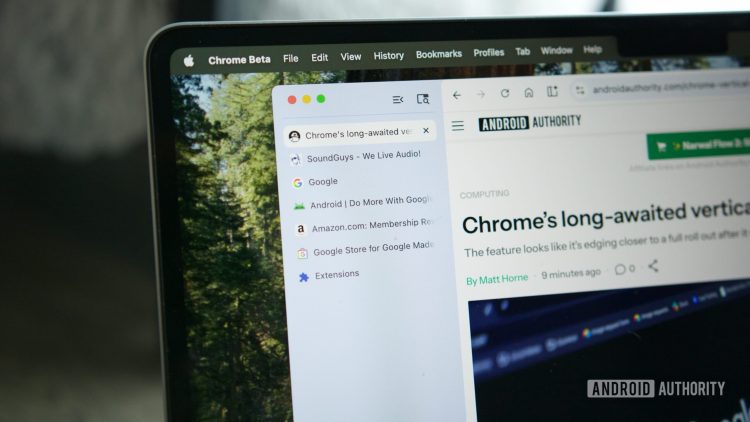 نمای نزدیک از گوشه مانیتور یک لپتاپ که ویژگی جدید تبهای عمودی (Vertical Tabs) در مرورگر کروم را نشان میدهد.