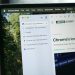 نمای نزدیک از گوشه مانیتور یک لپتاپ که ویژگی جدید تبهای عمودی (Vertical Tabs) در مرورگر کروم را نشان میدهد.