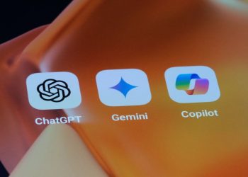آیکون اپلیکیشن‌های ChatGPT، Gemini و Copilot در کنار هم روی صفحه نمایش موبایل یا تبلت.