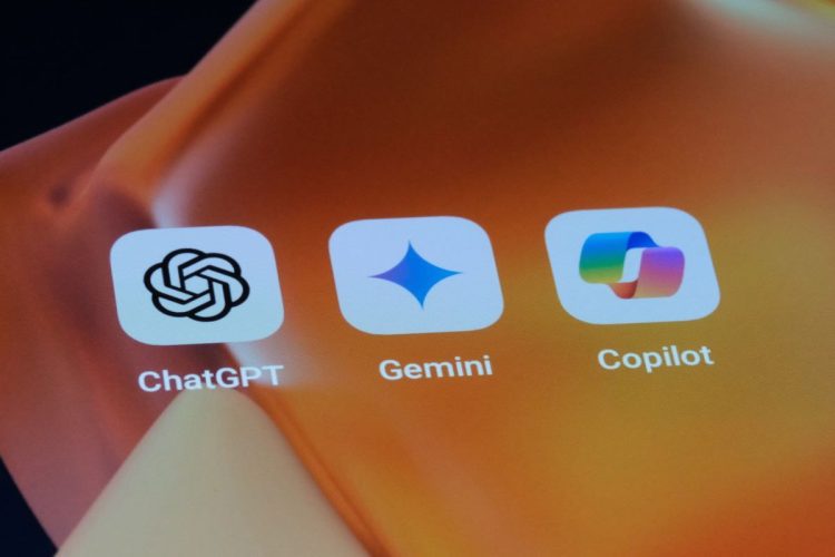 آیکون اپلیکیشنهای ChatGPT، Gemini و Copilot در کنار هم روی صفحه نمایش موبایل یا تبلت.