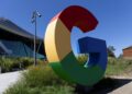 مجسمه بزرگ و رنگی حرف G (لوگوی گوگل) در محوطه بیرونی ساختمان این شرکت.