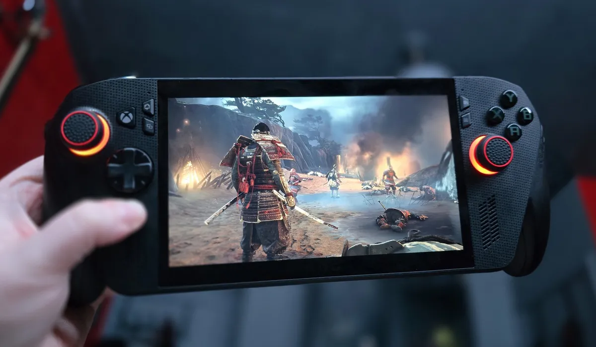 فردی در حال بازی با یک کنسول دستی شبیه به استیم‌دک یا نمونه اولیه ایکس‌باکس دستی.