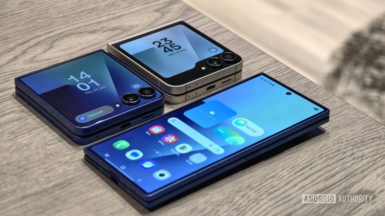 سه گوشی تاشوی سامسونگ شامل دو مدل Galaxy Z Flip و یک مدل Galaxy Z Fold با صفحه عریض روی میز.