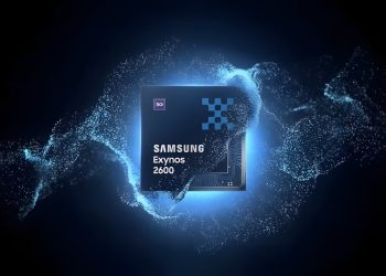 تصویر تبلیغاتی و مفهومی از تراشه Exynos 2600 سامسونگ با درخششی آبیرنگ در پسزمینه تاریک. ذرات نور و جلوههای گرافیکی بهصورت موجدار در اطراف تراشه پخش شدهاند تا قدرت گرافیکی و معماری پردازشی پیشرفته را نمایش دهند. لوگوی 5G روی تراشه و نور مرکزی آن، حس انرژی و فناوری سطح بالا را منتقل میکند.