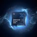 تصویر تبلیغاتی و مفهومی از تراشه Exynos 2600 سامسونگ با درخششی آبیرنگ در پسزمینه تاریک. ذرات نور و جلوههای گرافیکی بهصورت موجدار در اطراف تراشه پخش شدهاند تا قدرت گرافیکی و معماری پردازشی پیشرفته را نمایش دهند. لوگوی 5G روی تراشه و نور مرکزی آن، حس انرژی و فناوری سطح بالا را منتقل میکند.