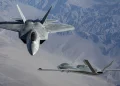 همکاری عملیاتی F-22 و MQ-20 نمایش قدرت هواگردهای رزمی همکار