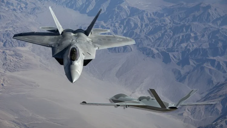 همکاری عملیاتی F-22 و MQ-20 نمایش قدرت هواگردهای رزمی همکار