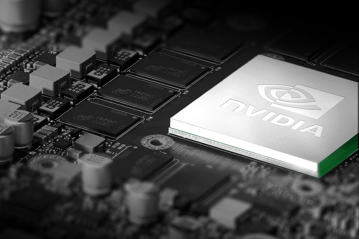 تراشه نقره‌ای NVIDIA روی برد مدار الکترونیکی با تراشه‌های حافظه در اطراف، نمایی نزدیک از سخت‌افزار پردازش گرافیکی برای سیستم‌های محاسباتی و هوش مصنوعی