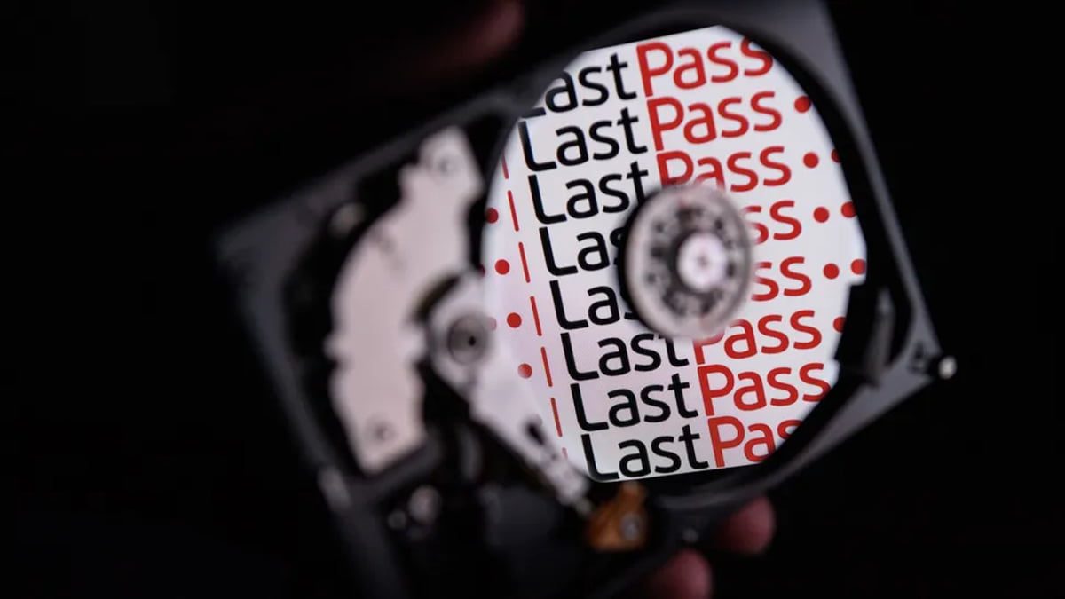 نمای نزدیک از هارد دیسک با لوگوی LastPass روی دیسک داخلی