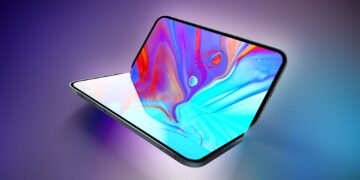رندر مفهومی از آیفون تاشو (Foldable iPhone) در حالت نیمه‌باز که نمایشگر داخلی بزرگ و انعطاف‌پذیر را نشان می‌دهد. صفحه‌نمایش دارای جلوه‌های رنگین و ایرایدسنت با ترکیب رنگ‌های آبی، بنفش و صورتی است. طراحی دستگاه شامل فریم باریک، لولا در مرکز و فرم شبیه کتاب است.