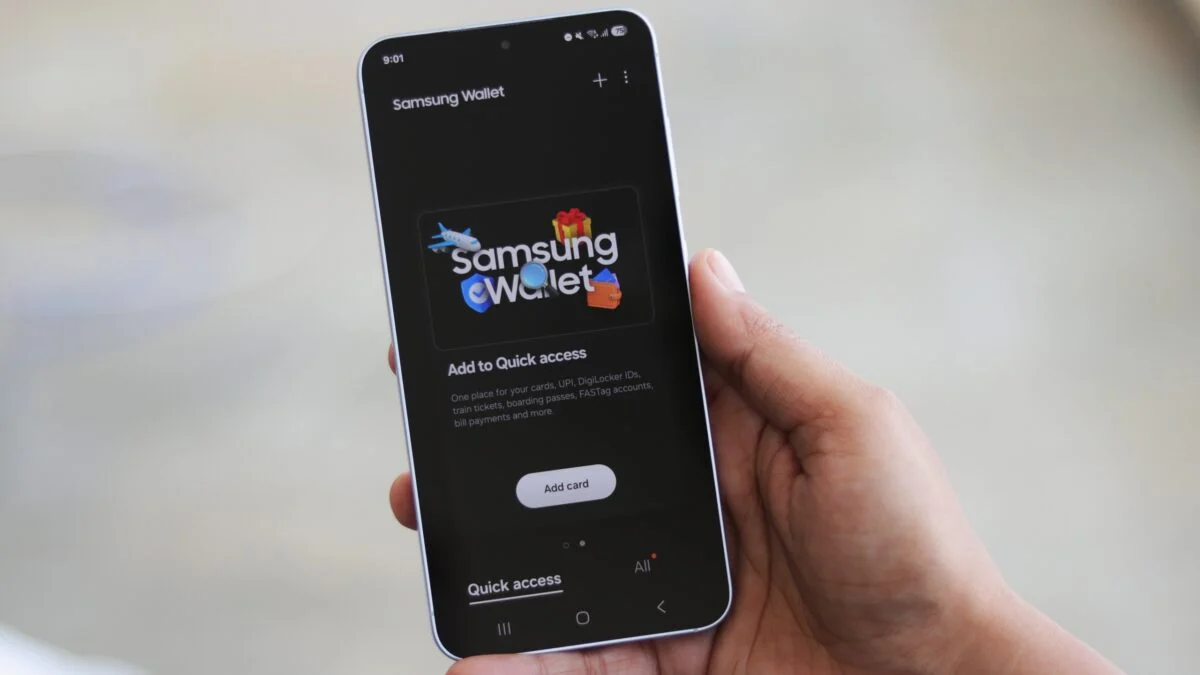 نمای نزدیک از گوشی سامسونگ که اپلیکیشن Samsung Wallet را نمایش می‌دهد.