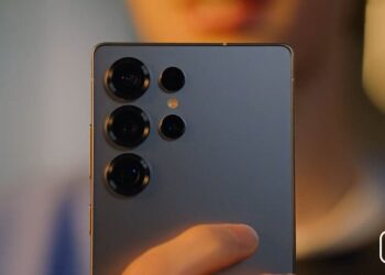 نمای نزدیک از پنل پشتی گوشی Galaxy S26 Ultra با پنج لنز دوربین مجزا و بدنه خاکستری مات.