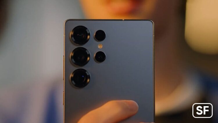 نمای نزدیک از پنل پشتی گوشی Galaxy S26 Ultra با پنج لنز دوربین مجزا و بدنه خاکستری مات.