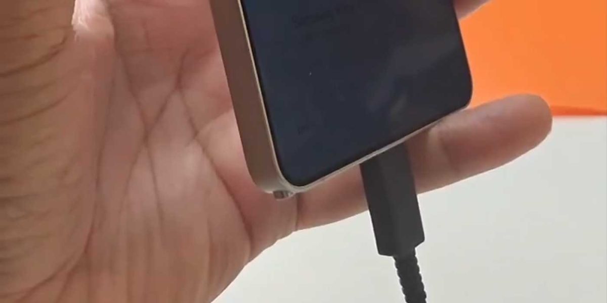 اتصال کابل شارژ USB-C به گوشی Samsung Galaxy S26 Ultra؛ جزئیات طراحی لبه گوشی و پورت شارژ در نمای نزدیک.