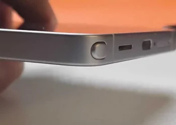 نمای نزدیک لبه فلزی گوشی Samsung Galaxy S26 Ultra، با جزئیات دکمه پاور و قلم S Pen که به صورت برجسته نمایش داده شده است.