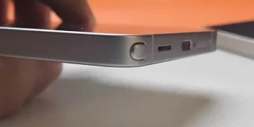 نمای نزدیک لبه فلزی گوشی Samsung Galaxy S26 Ultra، با جزئیات دکمه پاور و قلم S Pen که به صورت برجسته نمایش داده شده است.