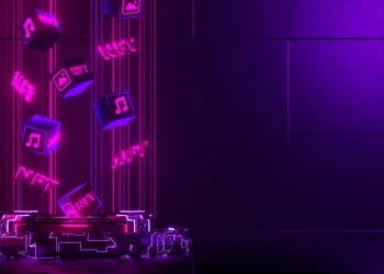 نمای مفهومی سه‌بعدی از مکعب‌های دیجیتال با نماد موسیقی و برچسب NFT که در فضای نئونی بنفش و صورتی معلق هستند و به اقتصاد خلاق، دارایی‌های دیجیتال و NFT در صنعت موسیقی اشاره دارند