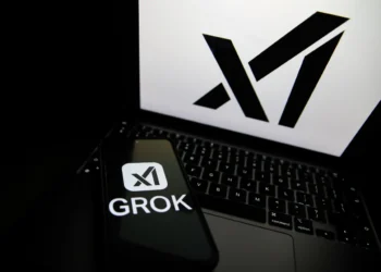 لوگوی Grok با آیکن xAI روی سطحی شبیه صفحه‌کلید، با نورپردازی بنفش و پس‌زمینه تار. تصویر به‌صورت مفهومی، برند Grok و هویت بصری آن را در فضای فناوری و هوش مصنوعی نمایش می‌دهد.