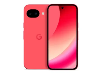 رندر رسمی از گوشی Google Pixel 10a در رنگ صورتی/بری، شامل نمای جلو با نمایشگر حفره‌دار مرکزی و نمای پشت با ماژول دوربین افقی دوگانه و لوگوی Google؛ تصویر طراحی مینیمال، لبه‌های گرد و زبان طراحی جدید سری Pixel را نمایش می‌دهد.